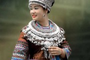 苗族算命文化揭秘，为何算命师要拿衣服？