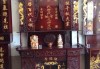 神龛前摆放宝物，开启转运新篇章