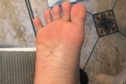 揭秘脚底有痣的吉凶奥秘，女性脚底痣位图解与运势分析