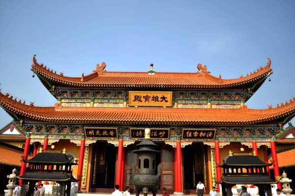 寺庙有蛇的预兆，解读象征意义与解梦启示,象征,挑战,解梦,第1张