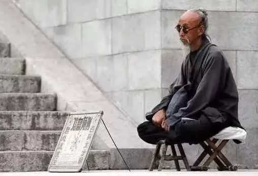 算命眼睛发绿光，神秘力量还是科学现象？,命运,算命,神秘力量,第1张