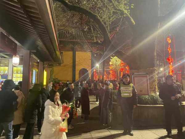 灵峰寺烧香求签灵，的力量与自然的和谐,求签,寺庙,第1张