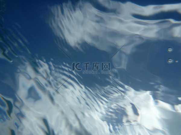看水起波纹，预示未来有变，解析青鱼翻水的象征意义,象征,事业,挑战,第1张