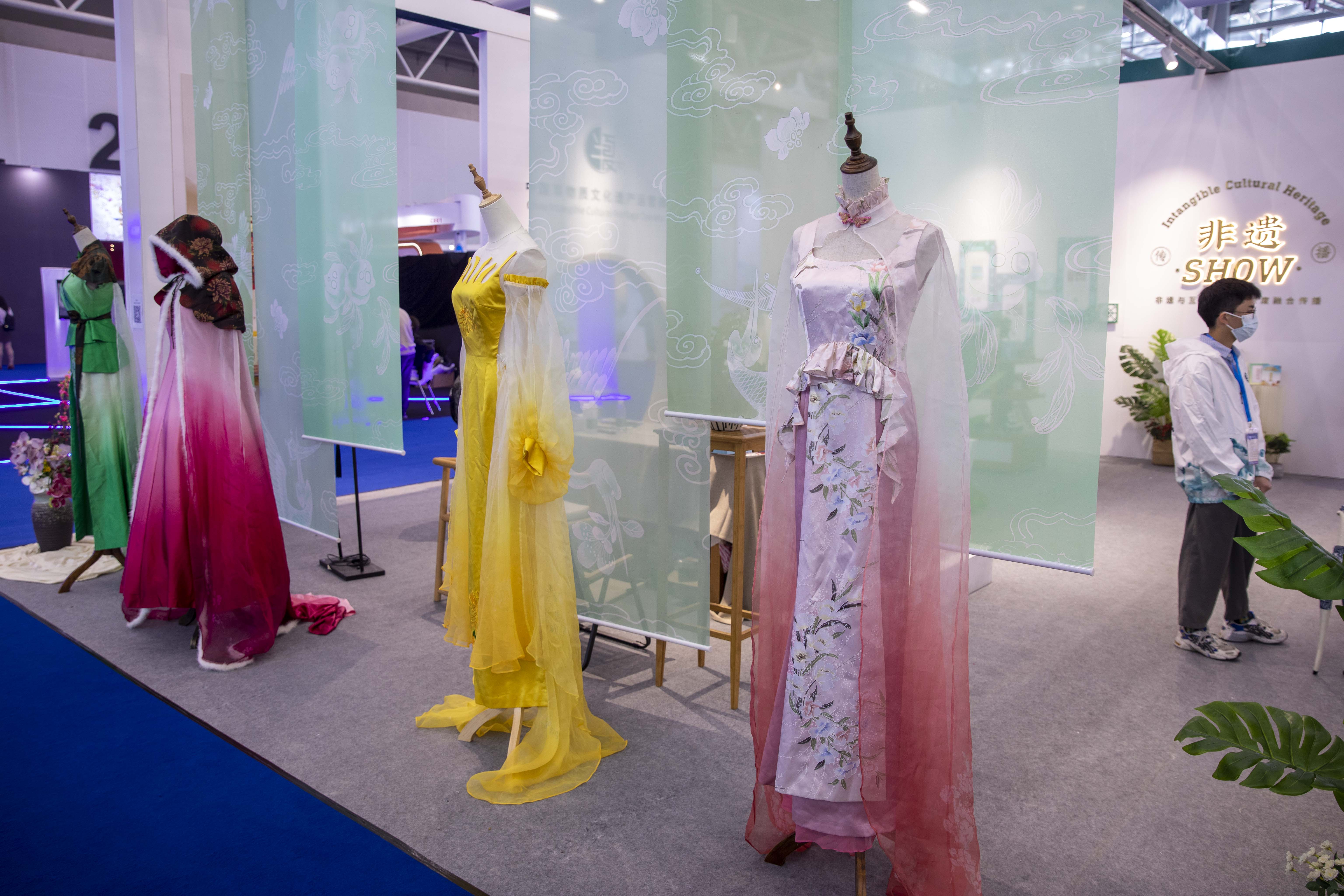 闭姓女性取名文化探析,传统与现代的融合,象征,文化传承,传统与现代,第1张 闭姓女性取名文化探析,传统与现代的融合,象征,文化传承,传统与现代,第1张