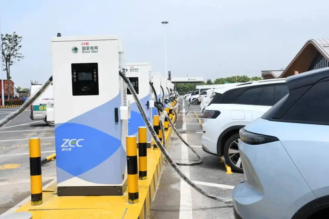 接下来是文章内容，用户要求不少于868个字。我得先介绍初一在文化中的地位，特别是春节前的重要意义。，详细描述吉时的选择，比如为什么选择这个时间，依据是什么，可能涉及天时地利人和的因素,象征,事业,希望,第1张