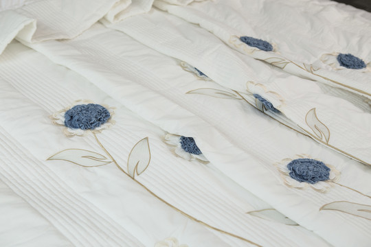 好,用户让我写一篇关于被子颜色吉凶图的文章,先写标题,再写内容,内容不少于888字。首先,我需要理解用户的需求。他们可能对被子的颜色有特定的偏好,或者想了解颜色对健康、运势等方面的影响,象征,能量,吉凶,第1张 好,用户让我写一篇关于被子颜色吉凶图的文章,先写标题,再写内容,内容不少于888字。首先,我需要理解用户的需求。他们可能对被子的颜色有特定的偏好,或者想了解颜色对健康、运势等方面的影响,象征,能量,吉凶,第1张