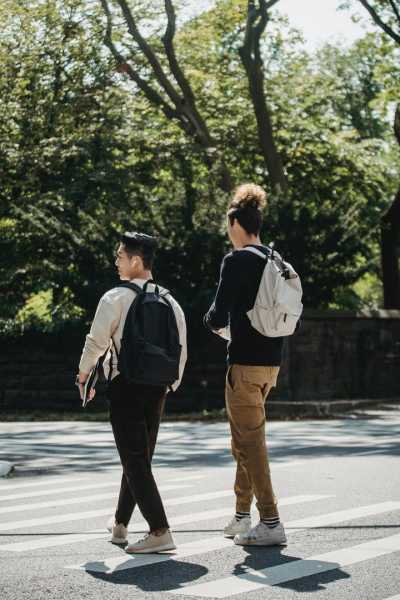 好，用户让我写一篇关于男娃房间挂什么好画的文章。首先，我需要确定文章的标题，得吸引人又相关。，内容部分要不少于990个字，得涵盖画的选择、摆放位置以及对男孩的影响,象征,挑战,能量,第1张