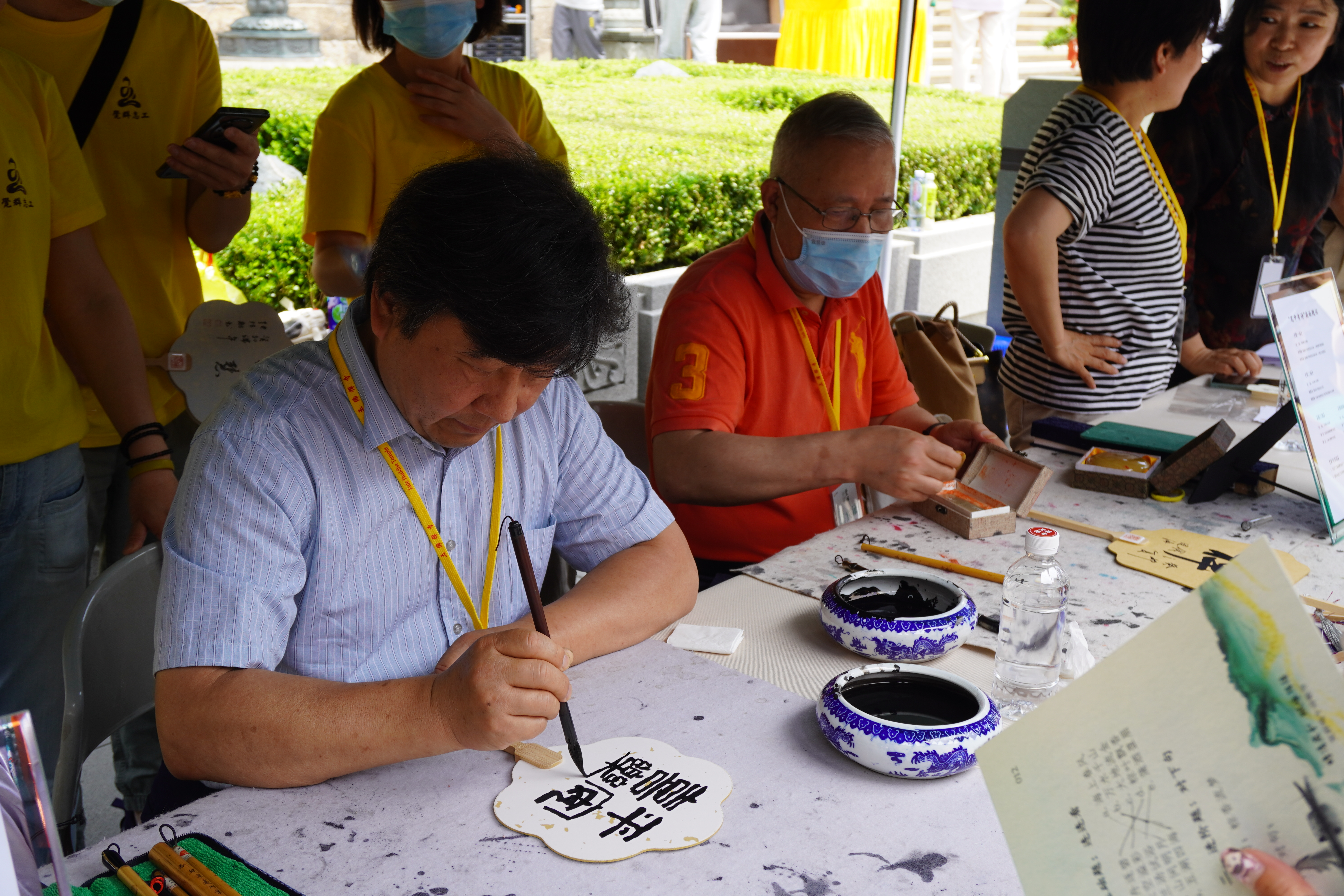 好，用户让我写一篇关于在寺庙里抽了签后如何解签的文章。首先，我需要确定文章的标题，要吸引人又专业。，内容部分要详细，不少于903个字，涵盖解签的过程、意义以及相关的文化习俗,象征,挑战,希望,第1张