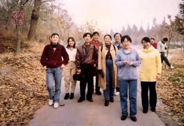 好，用户让我写一篇关于1995生肖猪女运势的文章，标题和内容都要写。首先，我需要确定标题，得吸引人又相关。考虑到生肖运势，标题可以是1995年生肖猪女运势解析，事业与的双丰收,事业,挑战,希望,第1张