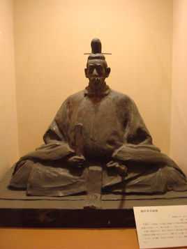 ，可以讨论丰臣秀吉的军事和政治策略，比如如何击败强大的对手，如中田信长，以及如何通过和平手段巩固权力。此外，丰臣秀吉的版图扩展对文化、经济的影响也很重要，比如推广汉字、丝绸等，促进交流,吉时,成功,政治智慧,第1张