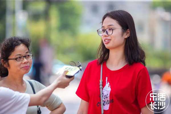 好，用户让我写一篇关于街头算命人的文章，标题和内容都要写。首先，我需要确定标题，得吸引人又准确。可能用街头算命，命运的把戏还是人性的弱点？这样的标题，既点明了主题，又有一定的深度,命运,挑战,算命,第1张