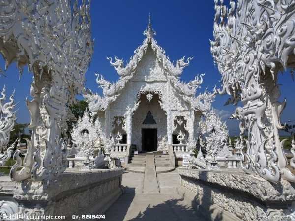 接下来是文章内容。我得先介绍白龙寺的历史背景，比如它建于明代，有600多年的历史，说明它在文化中的地位。，描述白龙寺的建筑特色，比如飞檐翘角，古朴的石雕，这些都能体现它的历史感,象征,求签,文化传承,第1张