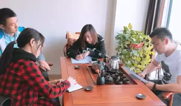 好，用户让我写一篇关于拜神求签上签的文章，先写标题，再写内容，内容不少于987个字。首先，我需要理解用户的需求。他们可能对仪式或者占卜感兴趣，想了解拜神求签的过程和意义,象征,事业,挑战,第1张