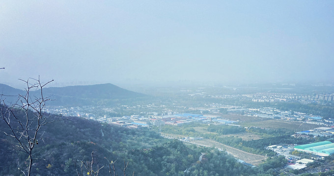 好，用户让我写一篇关于山上遇到云豹的预兆和解梦的文章，首先得确定标题。标题要简洁又能吸引人，可能用山上偶遇云豹，预兆与解梦这样的结构,象征,命运,事业,第1张