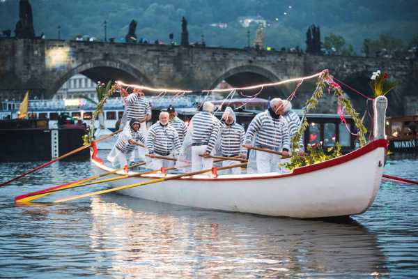 嗯，用户让我写一篇关于船在上什么意思的文章，首先我得弄清楚用户的需求是什么。看起来用户可能对有一定的兴趣，或者是在做相关研究，需要一篇结构清晰、内容详实的文章,象征,命运,事业,第1张