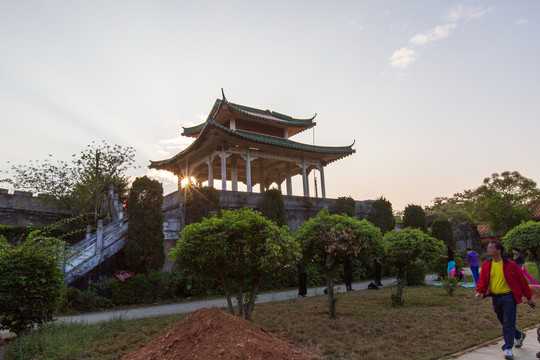 好，用户让我写一篇关于雷州哪里求签比较准的文章。首先，我需要明确用户的需求。他们可能对雷州的文化、习俗或者求签的方法感兴趣，或者是在寻找一个可靠的方法来求签,象征,命运,希望,第1张