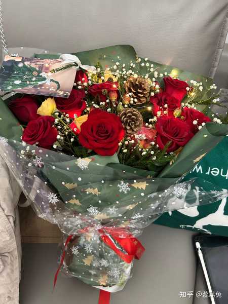 好，用户让我写一篇关于家中送什么花好吉利的文章，还给了一个示例标题和结构。首先，我需要理解用户的需求。他们可能是在准备生日、节日或者搬家，想送花给家人或朋友，希望花能带来和家庭和谐,象征,事业,希望,第1张