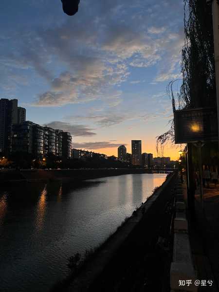 首先，我应该确定赖昶志是谁。可能是一个虚构的人物，或者是现实中的人物，但根据用户提供的，可能是一个虚构的角色。所以，文章需要设定背景，比如赖昶志是某位历史人物、虚构人物，或者是现代的名人,象征,命运,事业,第1张