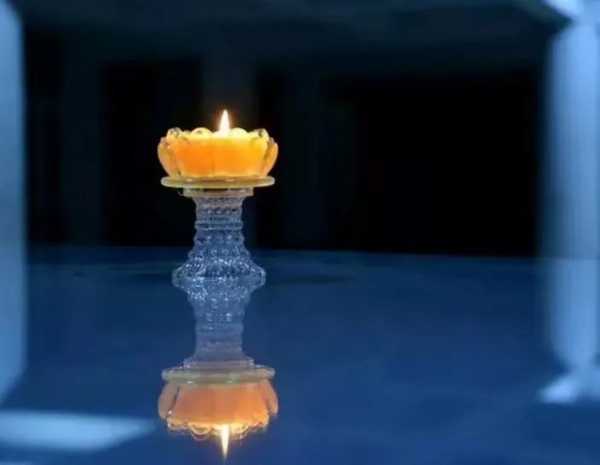 上坟看见飞碟，预兆与解梦的深层解析,象征,挑战,希望,第1张