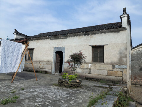 好，用户让我写一篇关于民宅什么生肖好的文章。首先，我需要明确用户的需求。他们可能对住宅感兴趣，或者在考虑买房或装修，想了解不同生肖对应的房屋方位和布局,气场,能量,风水布局,第1张