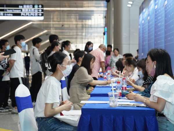 接下来，用户提到学业求签，这可能是指在长春观中进行学业相关的占卜或咨询。我需要了解长春观是否有提供学业咨询的服务，或者是否有相关的做法。可能需要查找长春观是否有相关的介绍，或者是否有相关的传统习俗,象征,事业,挑战,第1张