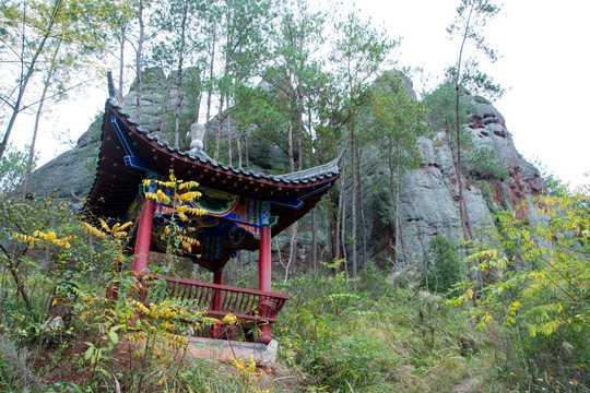 好，用户让我写一篇关于南雄寺庙求签攻略的文章，还给了标题和内容的要求。首先，我需要确定标题，得吸引人又准确。南雄有很多寺庙，可能需要一个能概括不同寺庙求签方法的标题,象征,希望,吉时,第1张