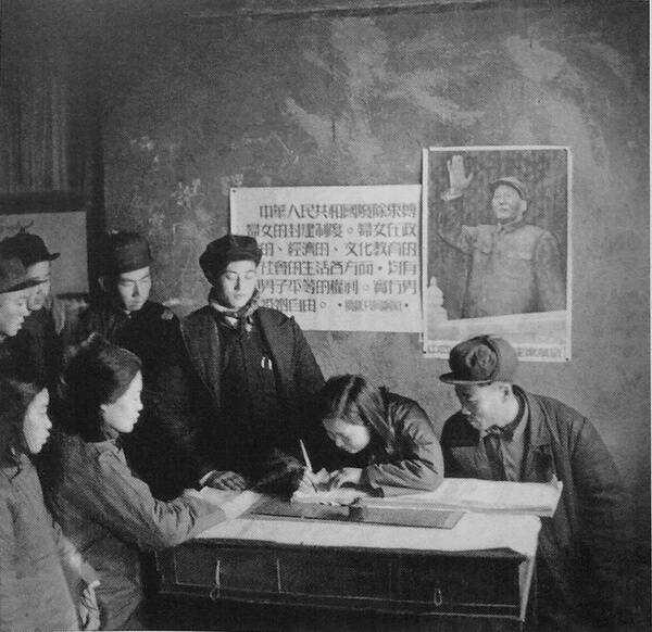 好，用户让我写一篇关于1945年生肖运势的文章，标题和内容都要写。首先，我需要确定标题，得简洁又能吸引人。考虑到1945年是虎年，可以取标题为1945年生肖运势，虎年运程解析,象征,事业,挑战,第1张