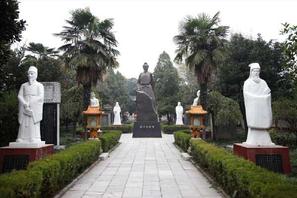 南求签解惑，揭秘当地求签圣地及联方式,希望,求签,成功,第1张