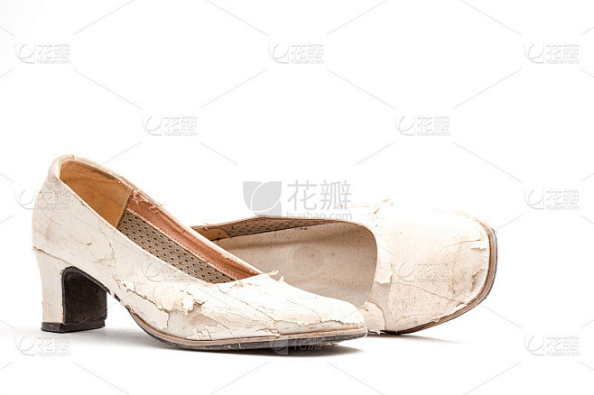 解梦，鞋子破了是什么预兆？揭秘梦境中的鞋子象征意义,象征,挑战,自我,第1张