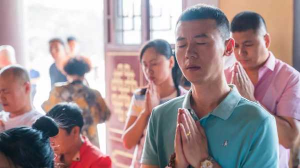 高考之前,求签祈福,传统与现代教育的碰撞,希望,求签,美好,第1张 高考之前,求签祈福,传统与现代教育的碰撞,希望,求签,美好,第1张